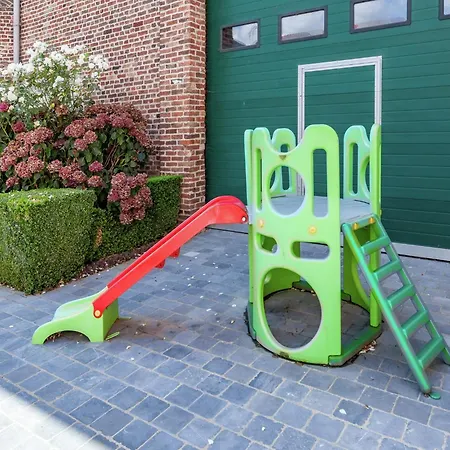 Large Overlooking The Sunny Courtyard With Fountain Casa vacanze *